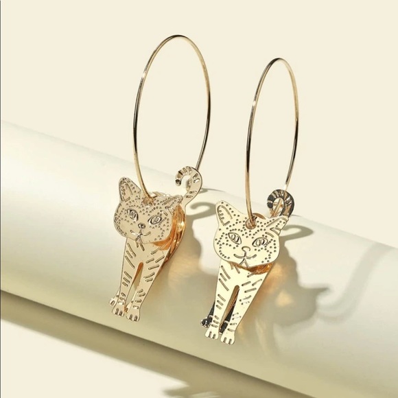 🆕 Drew • Hollow Out Cat Hoop Earrings - Picture 1 of 3
